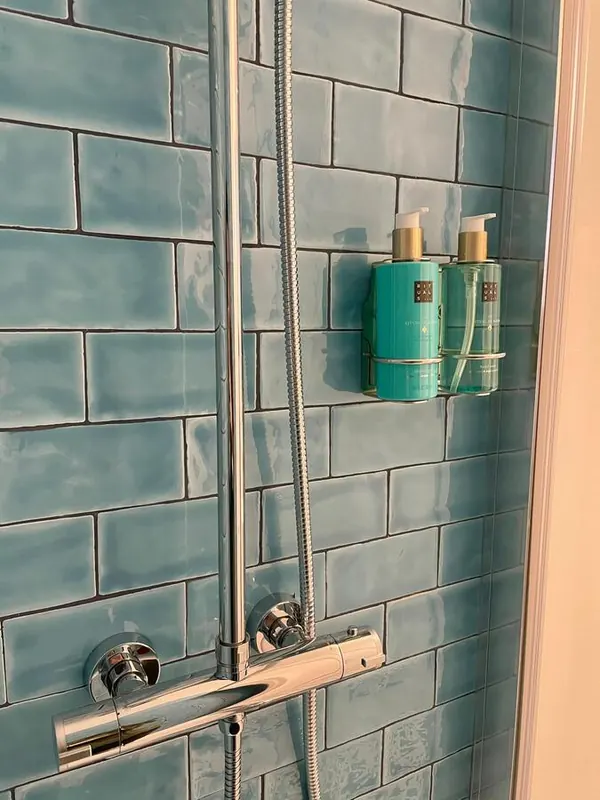 Casa de banho com azulejo verde-água