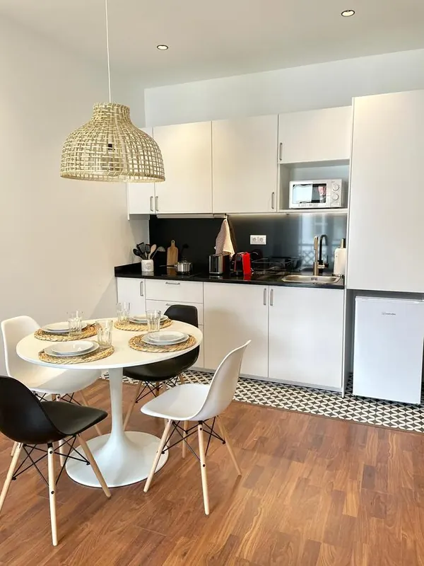 Kitchenette com mesa redonda