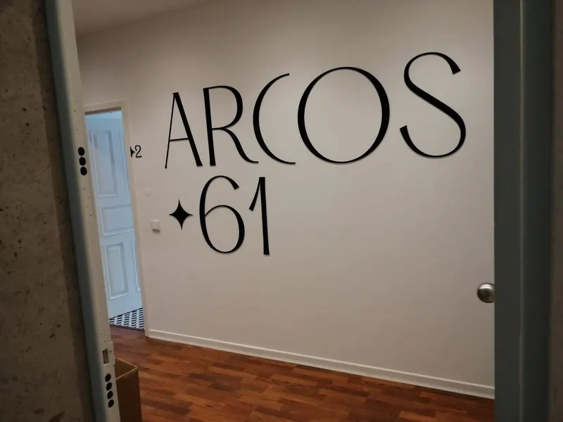 Entrada do prédio com o logótipo Arcos 61