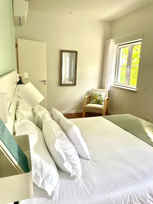 Quarto claro com janela