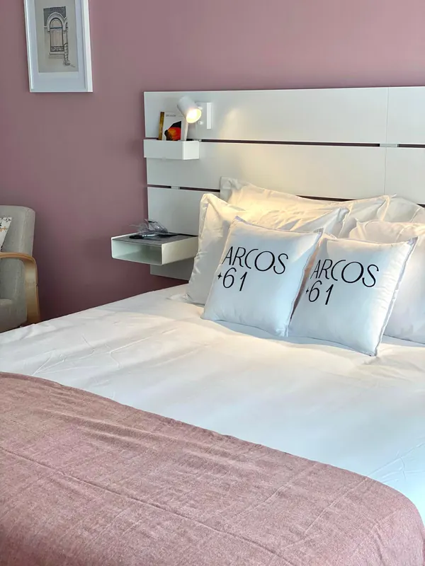 Quarto com cama de casal e almofadas Arcos 61
