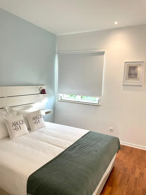 Quarto com manta verde