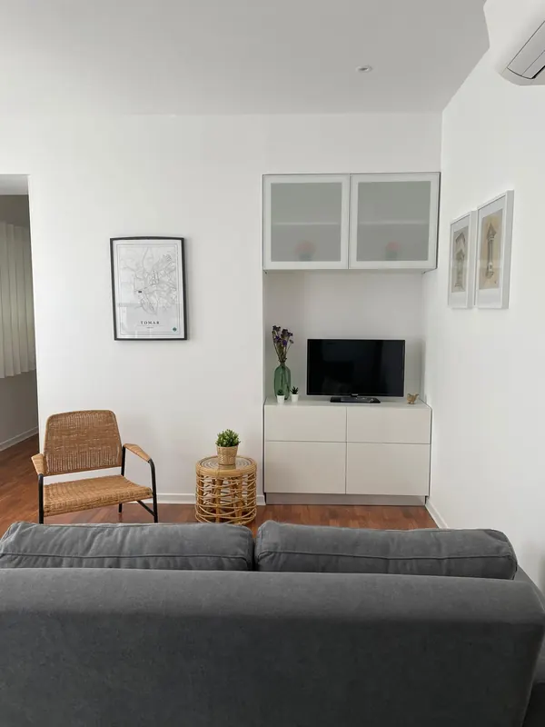 Sala com sofá-cama e televisão